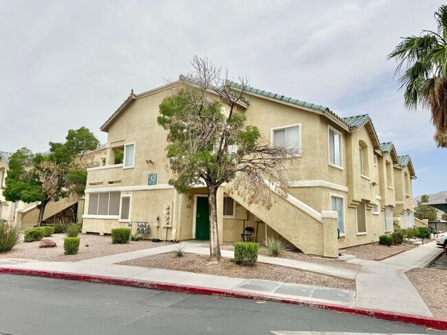Building Photo - STUNNING 2 BEDROOM 2 BATH CONDO IN GATED C...