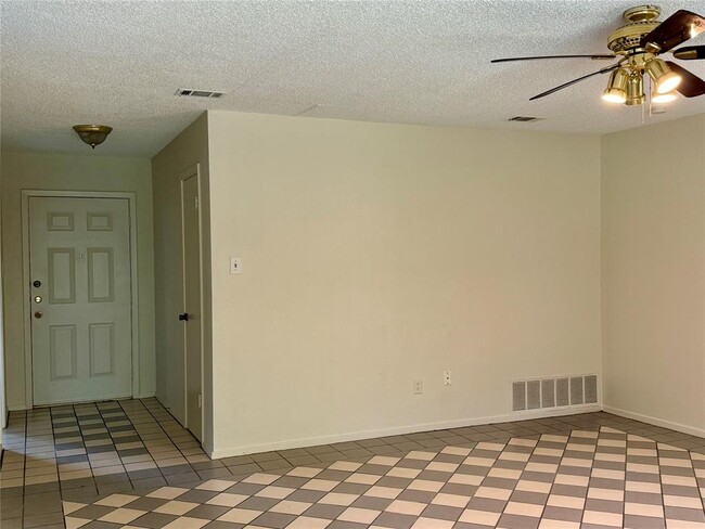 Photo - 667 Mairo St