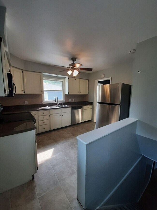 Photo - 3 bed 2 bath, 2 car garage Bettendorf Home!