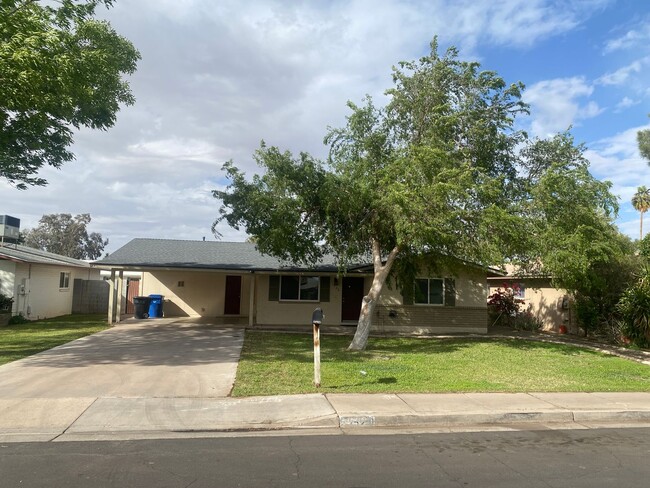 Charming 3 Bed/2 Bath w/Pool in Great Mesa... - Charming 3 Bed/2 Bath w/Pool in Great Mesa... House