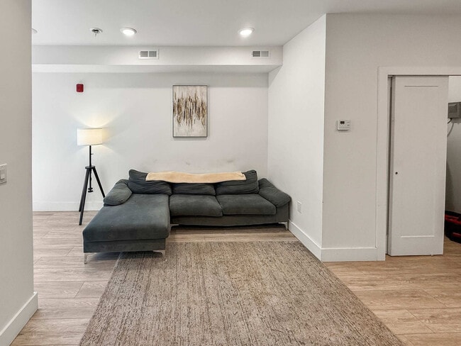 Building Photo - 2400 E Huntingdon St Unit ID1328498P