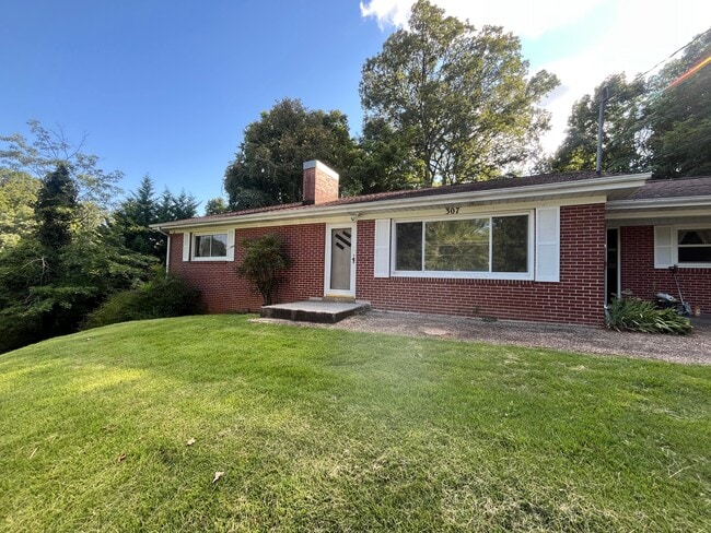 Building Photo - 307 Forest Hills Dr Rental