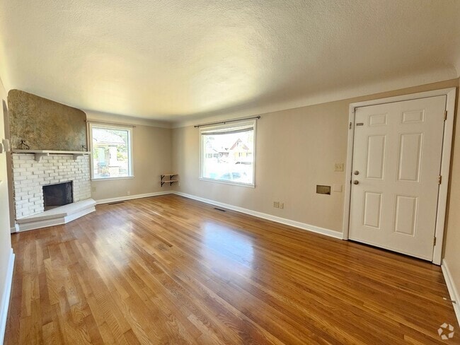 Building Photo - $1,700 - 2 Bed / 1 Bath Charming Rancher H... Rental