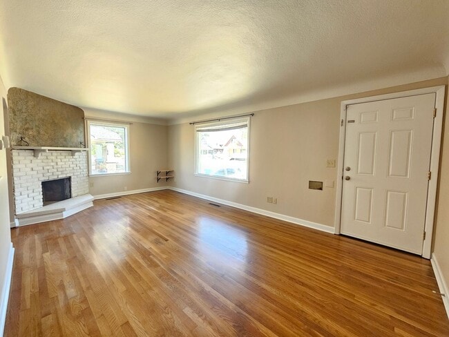 $1,700 - 2 Bed / 1 Bath Charming Rancher H... - $1,700 - 2 Bed / 1 Bath Charming Rancher H... House