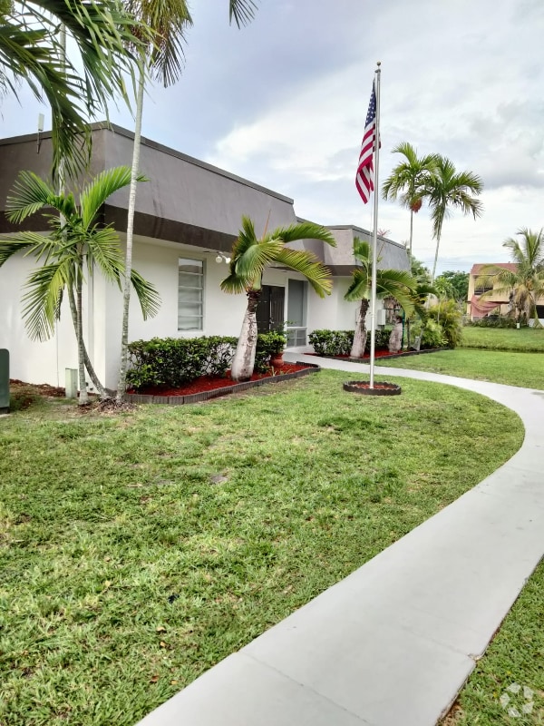 Building Photo - 10395 N Kendall Dr Rental