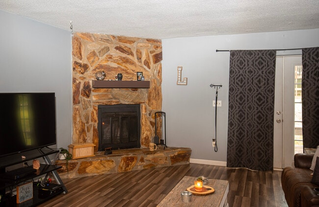 Photo - 303 Chesswood Dr