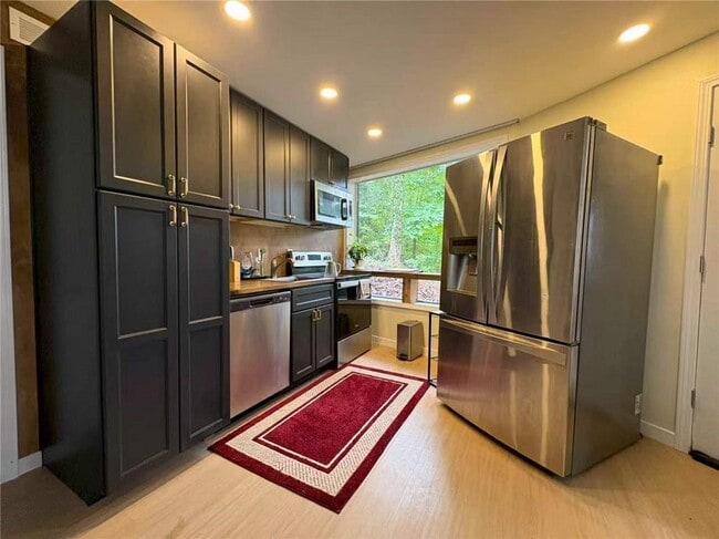 Photo - 532 Embry Ln NE
