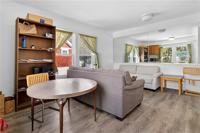 Photo - 303 Cornell St