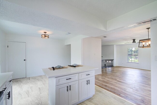 Building Photo - 402 Tresvant Dr