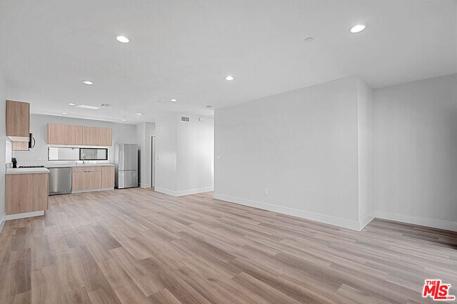 14804 1/2 Vanowen St
