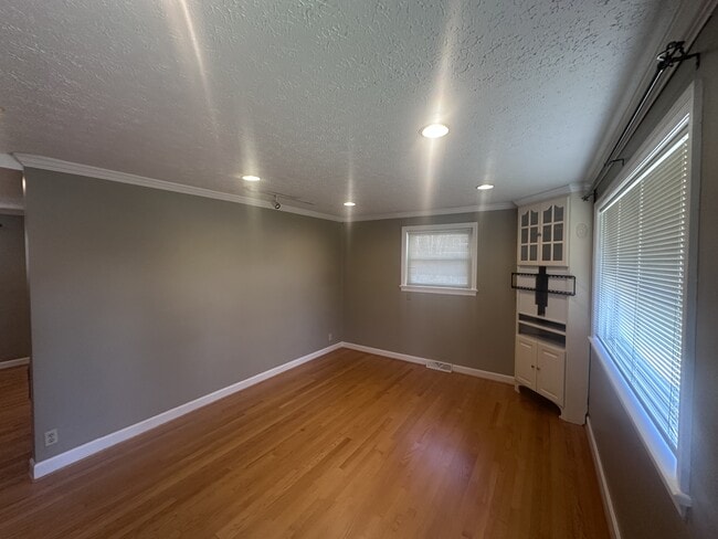 Photo - 150 Bernard Ct