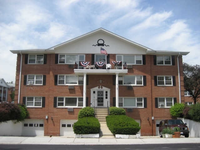Colonial Court Apartments