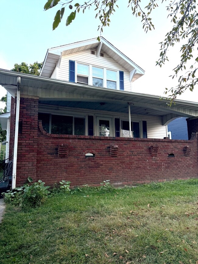 Building Photo - 753 W Cushing St Rental