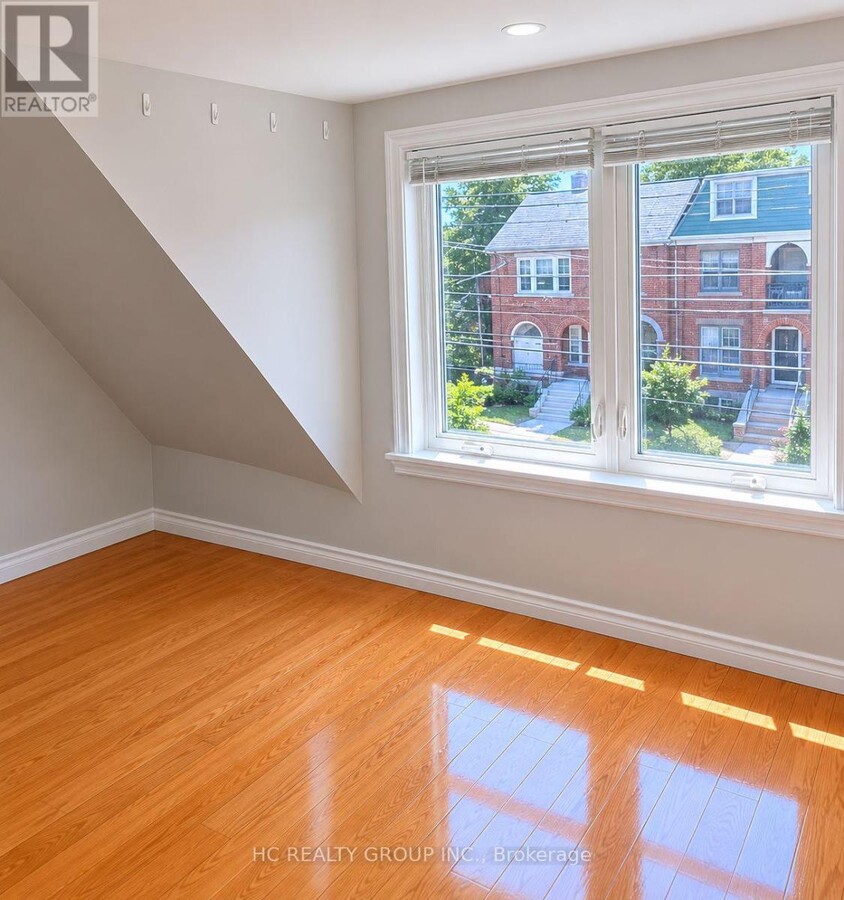 Photo - 653 Bathurst St