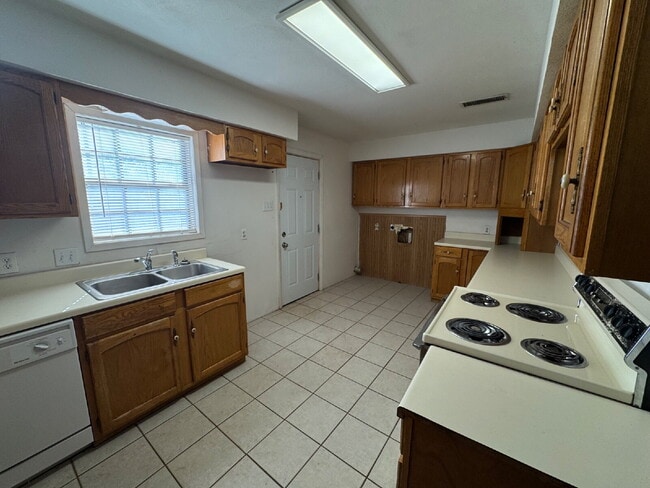 Photo - Home With 2 Living Areas Located Near School & W. Loop 289 / Marsha Sharp Fwy Access!