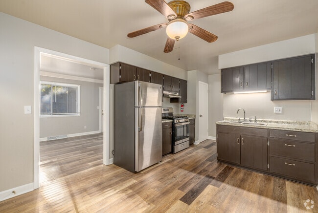 2 habitaciones, 2 baños - 1100 pies cuadrados - Cocina/comedor - Monroe Street Apartments