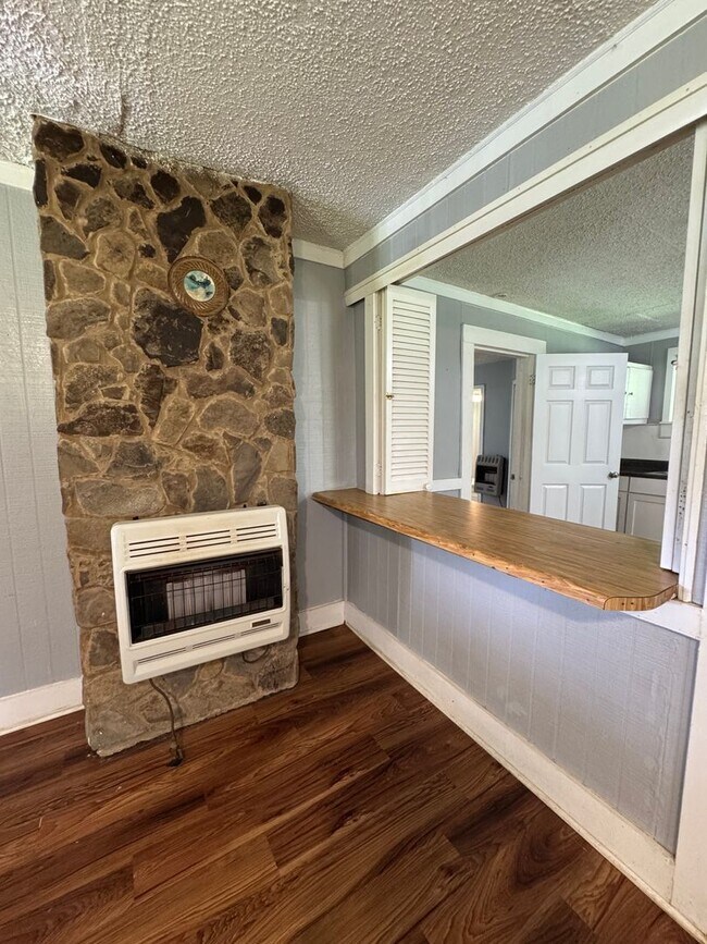 Photo - 2/1 Country House $895