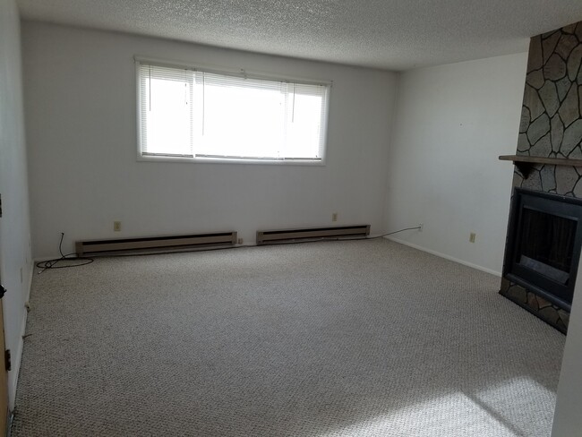 Building Photo - 1215 15th St W Unit #4