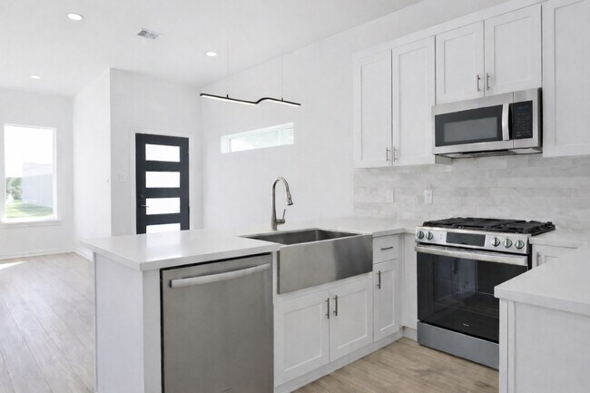 Photo - 8137 Cabot St