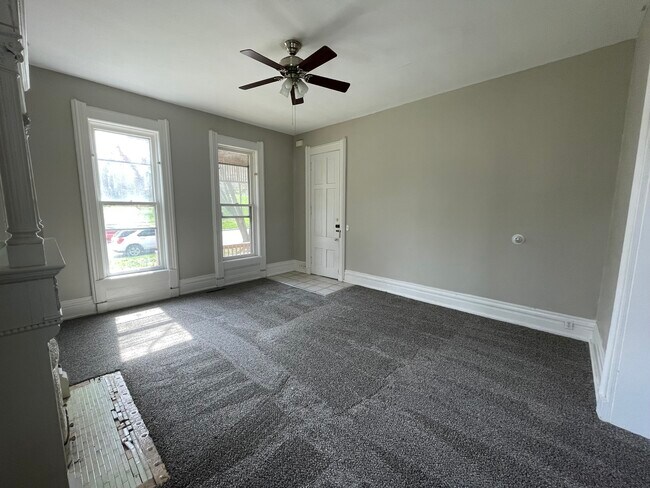 Sala de estar - 214 Perrin Ave