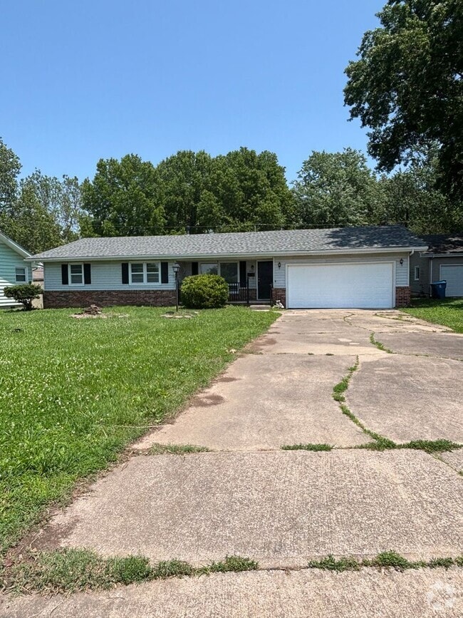 Building Photo - Recently updated 4 bedroom 2 bath 2 living... Rental