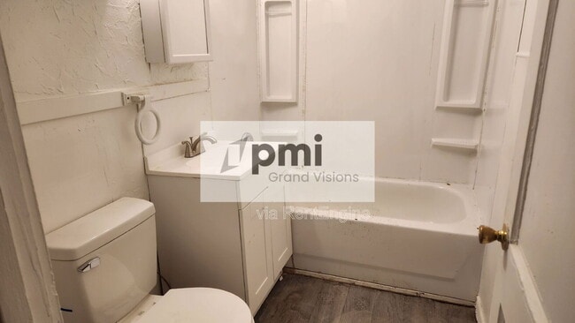 Building Photo - 845 W Sawyer St Rental