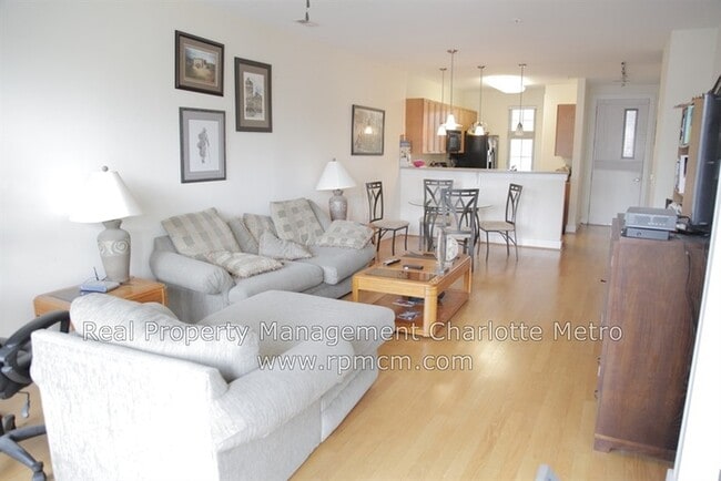 Photo - wonderful 2bd/2bth uptown condo! lots of space in a beautiful building