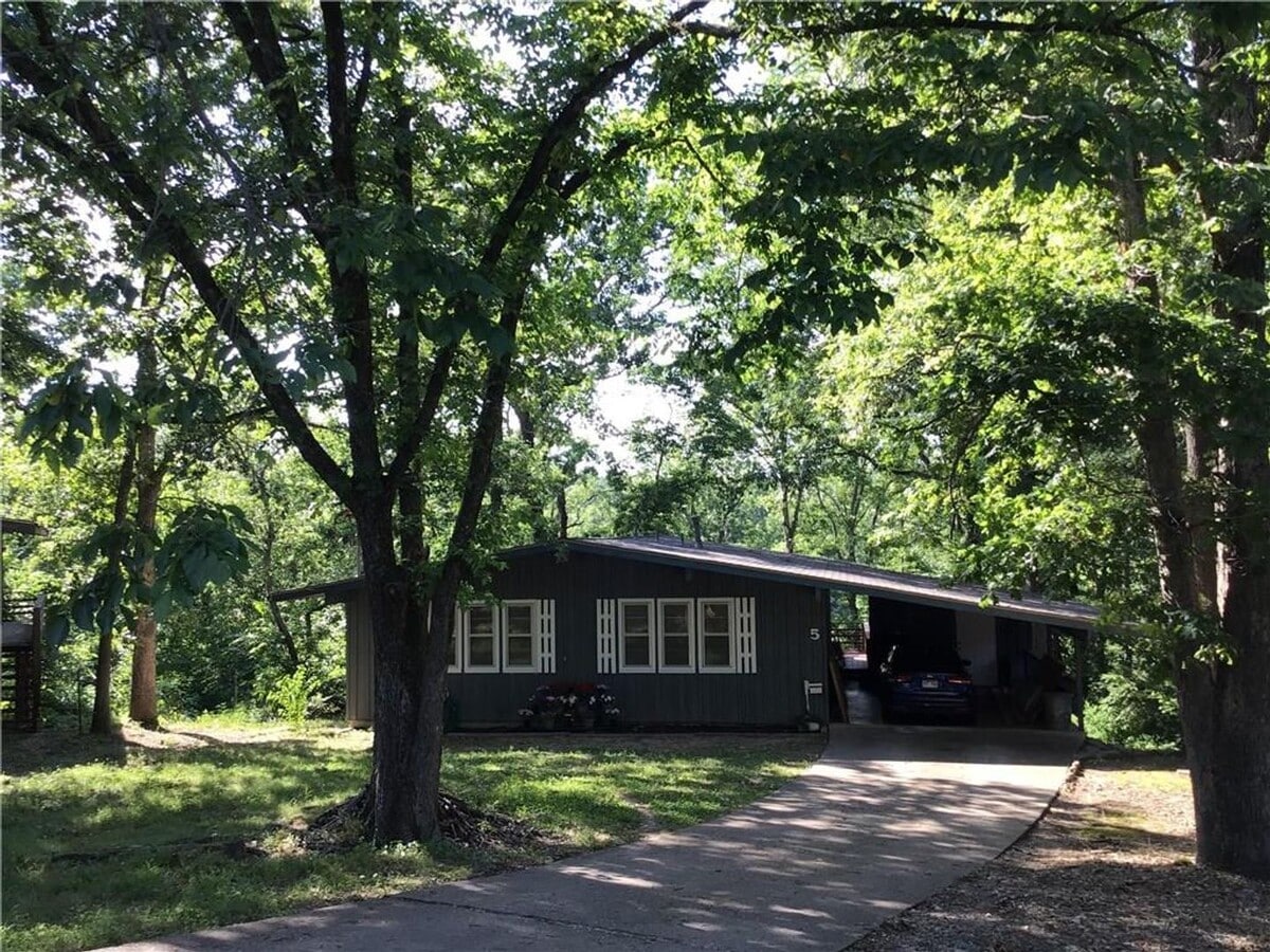 Welcome to this charming 2-bedroom, 1.5-ba... - Welcome to this charming 2-bedroom, 1.5-ba...