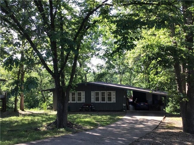 Building Photo - Welcome to this charming 2-bedroom, 1.5-ba...