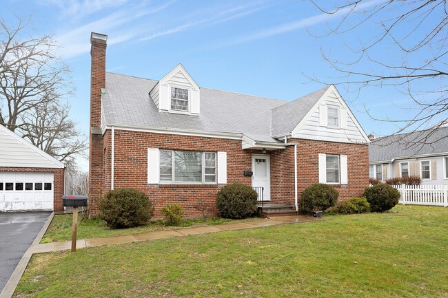 Photo - 247 W Broad St House