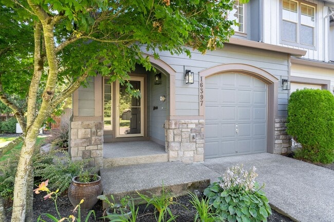 Photo - Bright Damascus Townhome with Fireplace, Garage & Private Patio