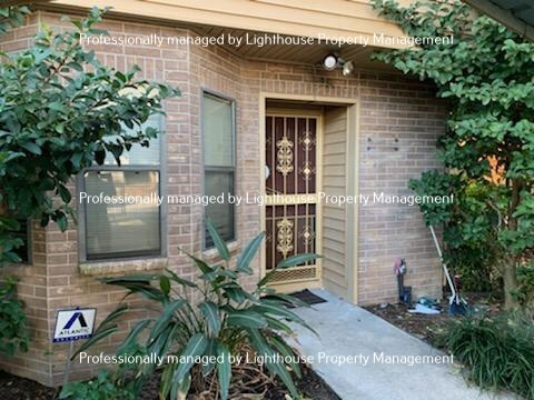 Building Photo - Relaxing townhome in Arlington with covere...