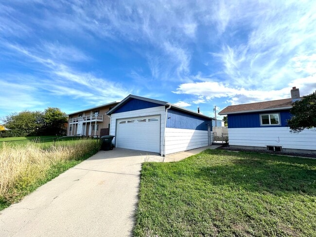 Photo - Pet Friendly 3 Bed 2 Bath Single Family Home With Large Garage!