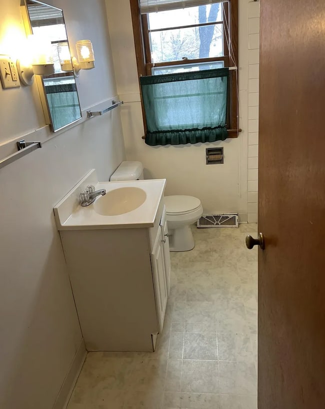 Bathroom - 1617 A Ave NE Unit C