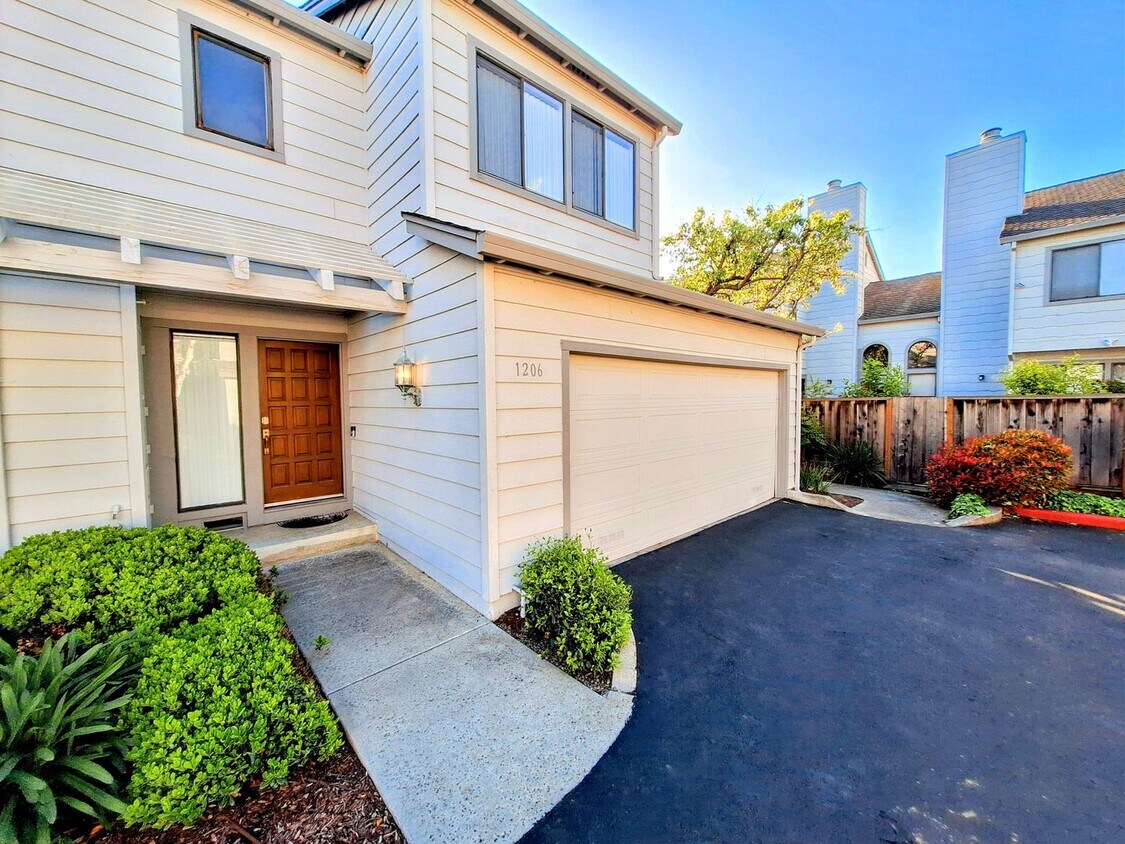 Beautiful 2bd Townhouse With Attached Gara... - Beautiful 2bd Townhouse With Attached Gara...