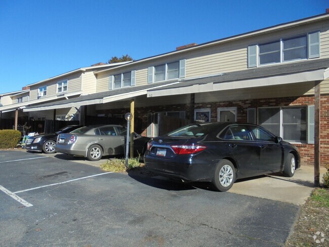 Building Photo - Remodeled townhouse in between Kernersvill...