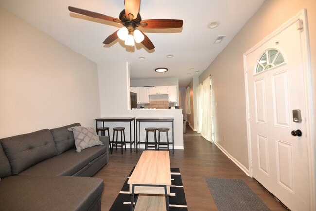 Photo - 912 Charlotte St