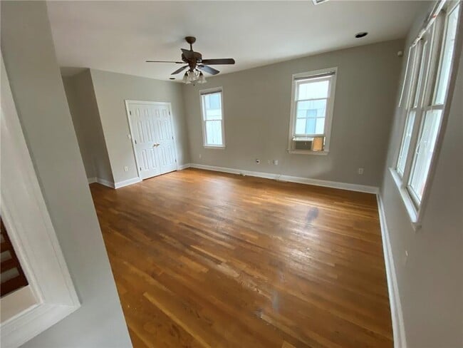 Photo - 528 Rankin St NE