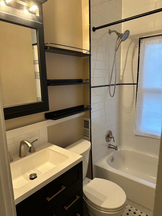 Baño - 2039 Lewis Dr
