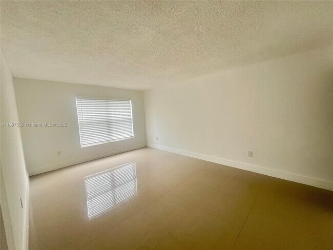 Photo - 555 NE 123rd St Unidad 205-B