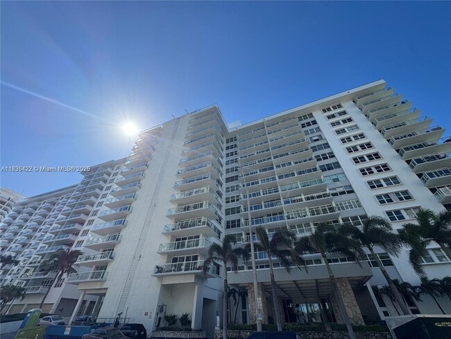 Photo - 5750 Collins Ave Unidad 4F