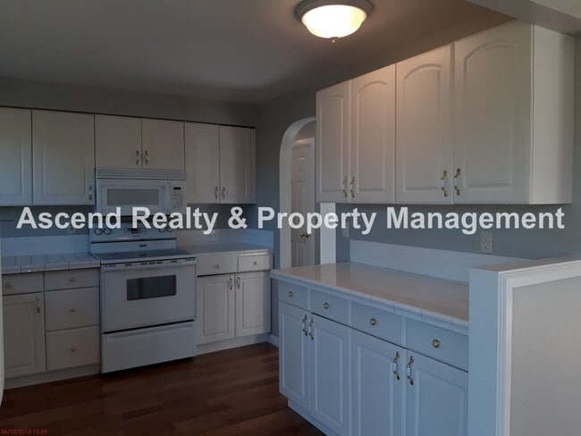 Photo - 4 Bed on Cul de Sac, Fenced Yard, Quick Access to Schools, Outlet Mall, Troutdale Station Food Ca...