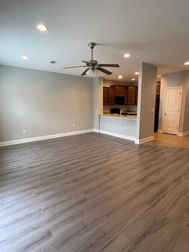 Building Photo - *** MOVE IN SPECIAL! Half OFF 1st Month's Rent!