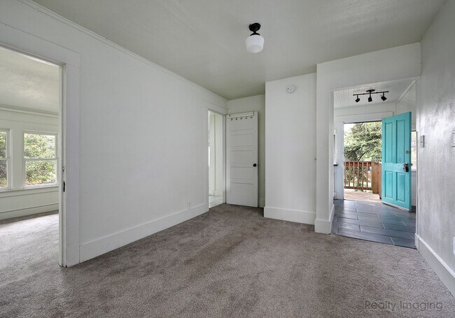 6015-6017 SE 99th Ave