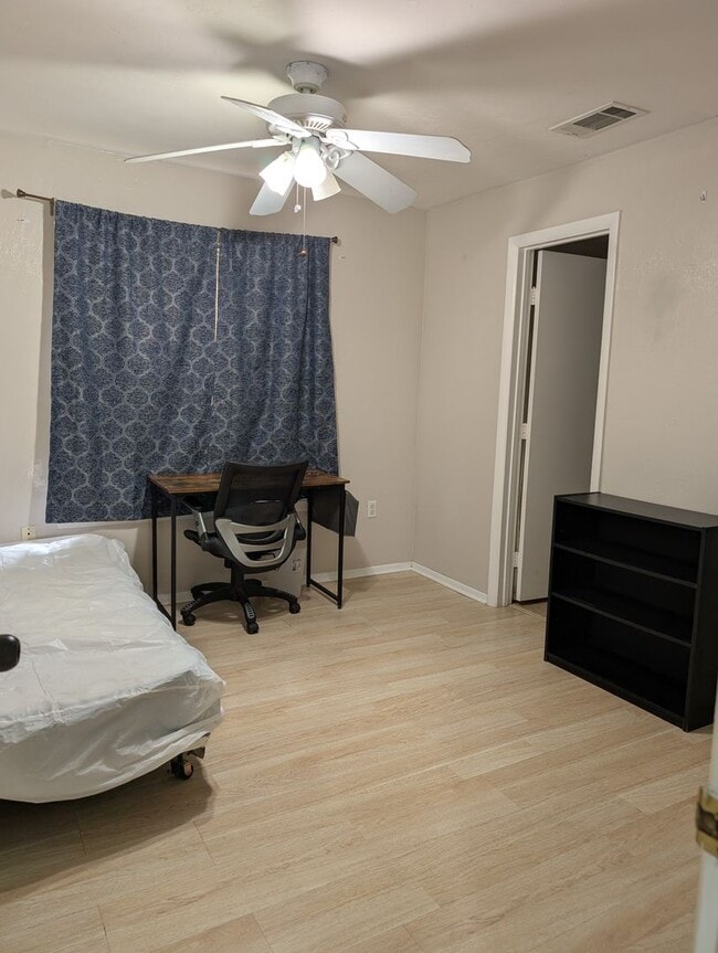 Photo - 4000 SW 23rd St Unit Countryside 1-306 - Bedroom 2