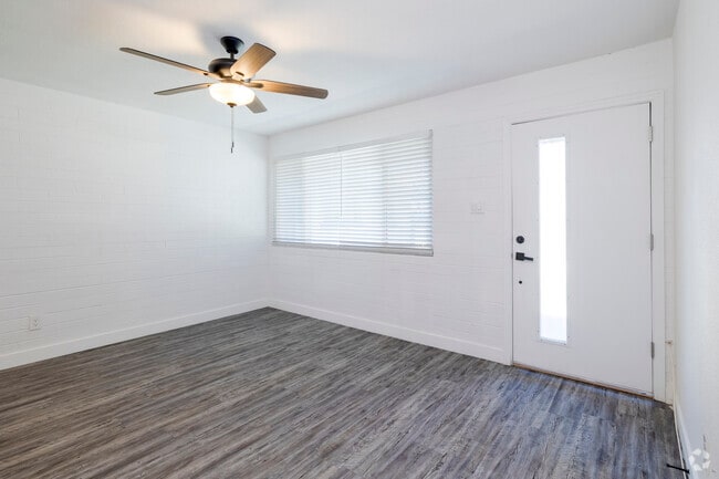 1BR, 1BA - 600SF - Living Room