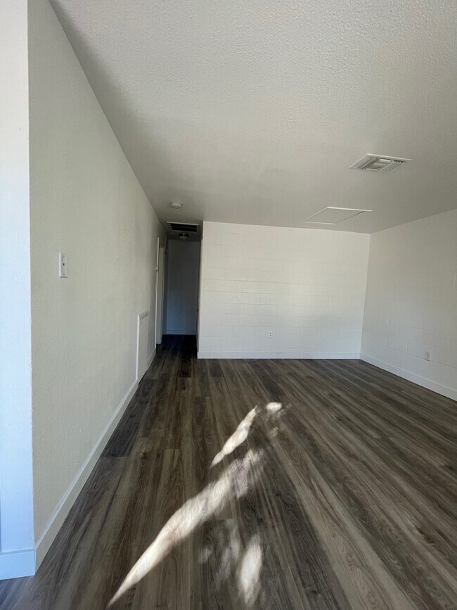 Photo - 2109 Daley Street