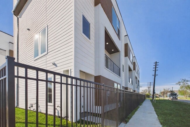 Photo - 2417 Harrington St