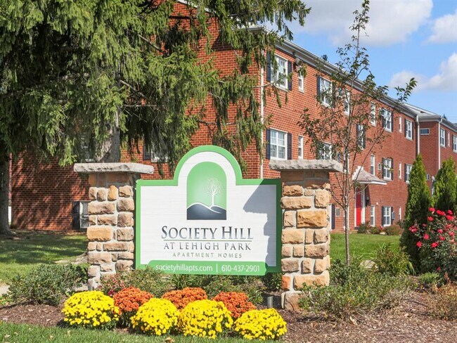 The Society Hill at Lehigh Park Apartment Homes Welcome Sign