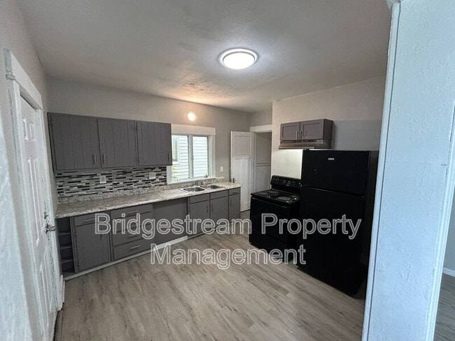 Photo - 279 S Findlay St